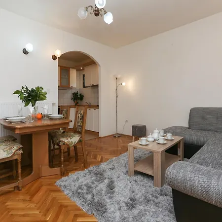 Sunny Elegant In - Classic Three Bedroom With Balcony Apartment