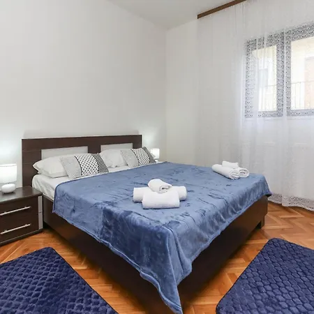 Apartment Sunny Elegant In - Classic Three Bedroom With Balcony