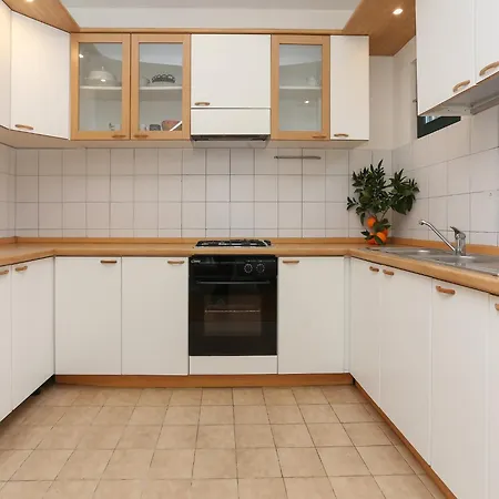 Sunny Elegant In - Classic Three Bedroom With Balcony