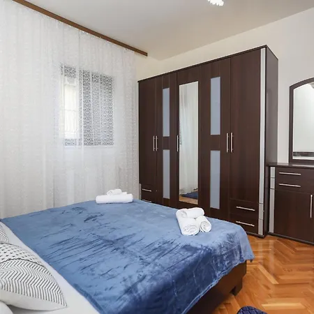 Sunny Elegant In - Classic Three Bedroom With Balcony Apartment