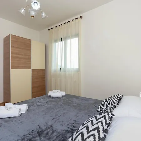 Apartment Sunny Elegant In - Classic Three Bedroom With Balcony