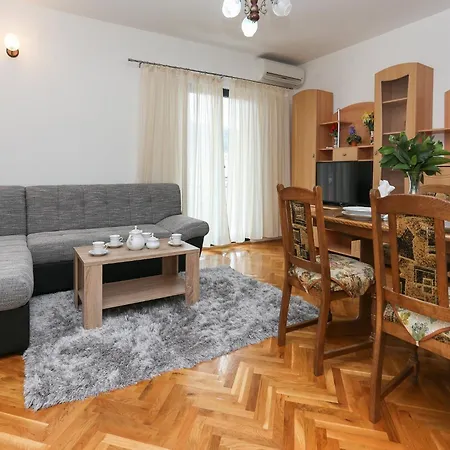 Sunny Elegant In - Classic Three Bedroom With Balcony Apartment Trogir