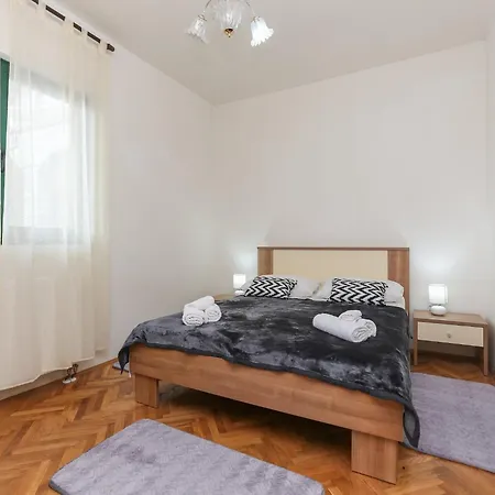 Sunny Elegant In - Classic Three Bedroom With Balcony *