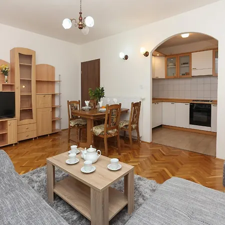 Apartment Sunny Elegant In - Classic Three Bedroom With Balcony Trogir