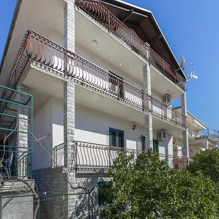 Sunny Elegant In - Classic Three Bedroom With Balcony Apartment *