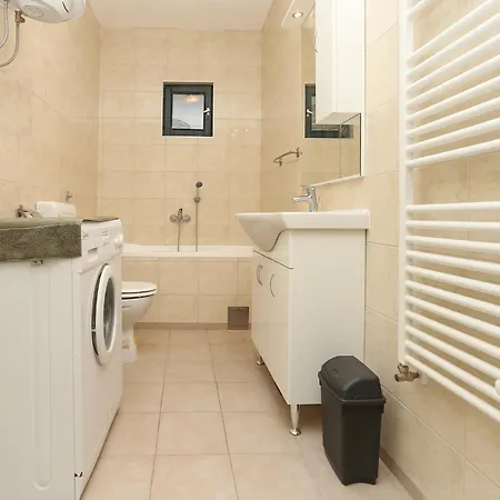 Sunny Elegant In - Classic Three Bedroom With Balcony Apartment