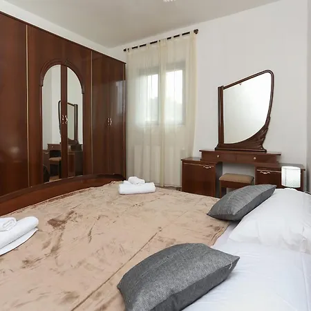 Apartment Sunny Elegant In - Classic Three Bedroom With Balcony